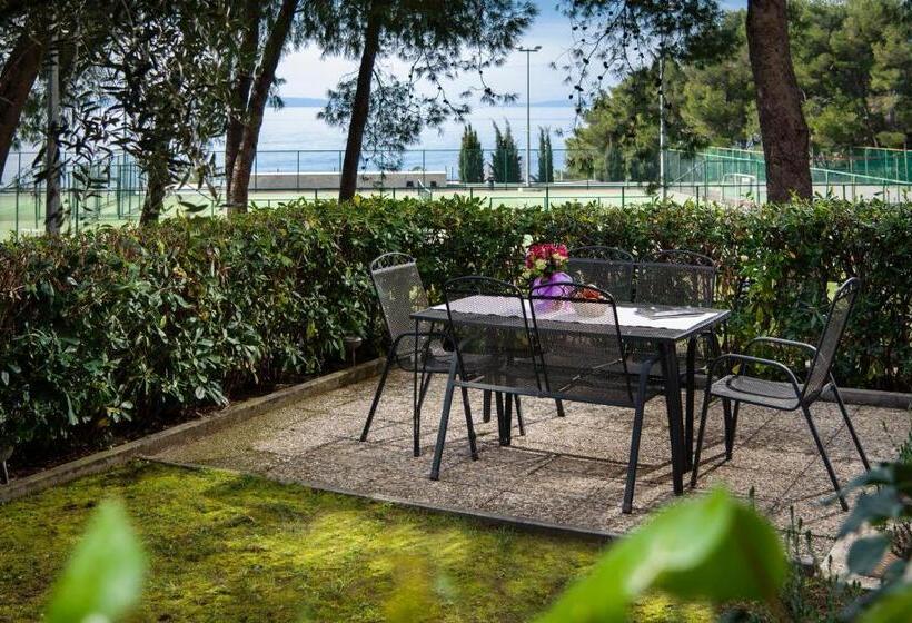 דירת גן 2 חדרי שינה, The Residence Apart