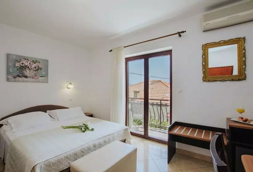 Triple Room Sea View, Vila Tina