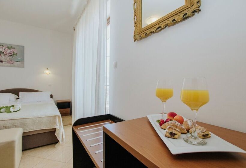 Triple Room Sea View, Vila Tina