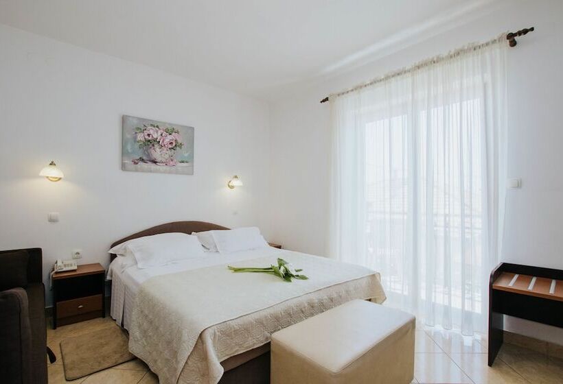 Triple Room Sea View, Vila Tina