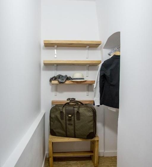 수피리어 룸, Middlehouse