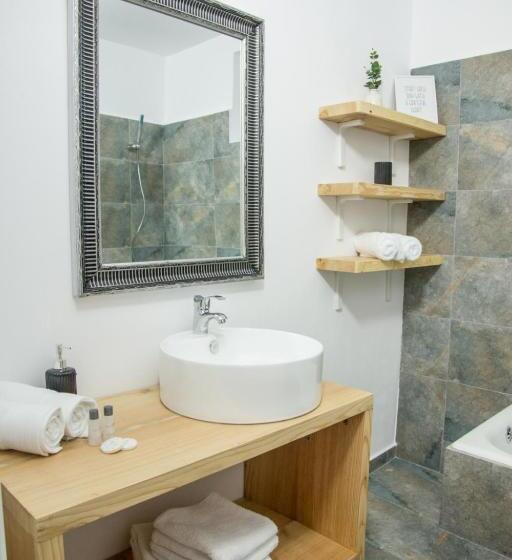 수피리어 룸, Middlehouse