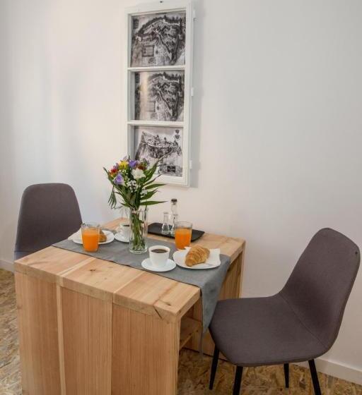 수피리어 룸, Middlehouse