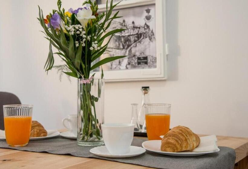 수피리어 룸, Middlehouse