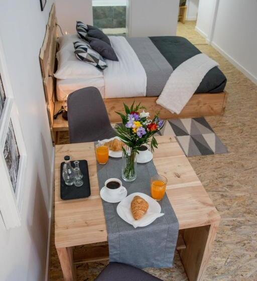 수피리어 룸, Middlehouse