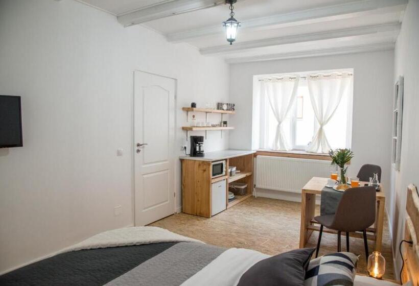 수피리어 룸, Middlehouse