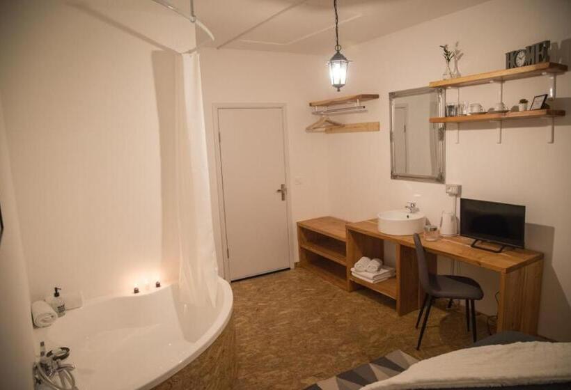 이코노미 룸, Middlehouse