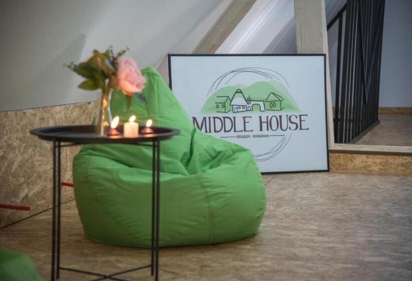 이코노미 룸, Middlehouse