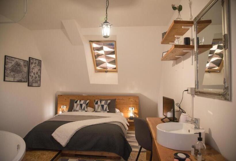 이코노미 룸, Middlehouse