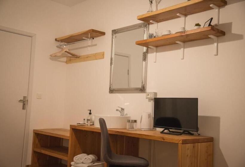 이코노미 룸, Middlehouse