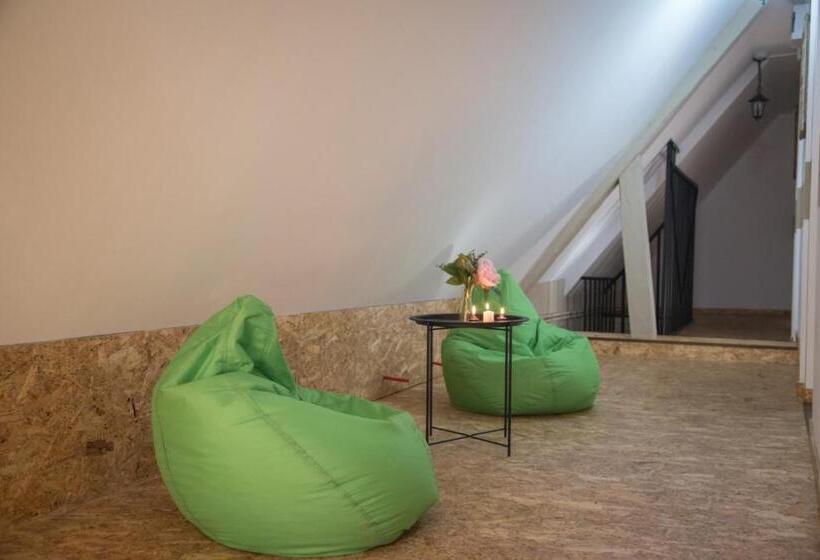 이코노미 룸, Middlehouse