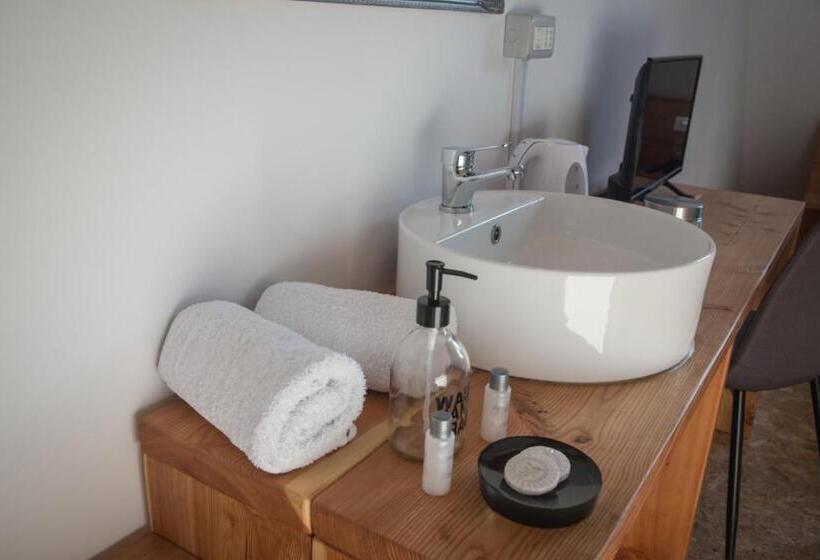 이코노미 룸, Middlehouse