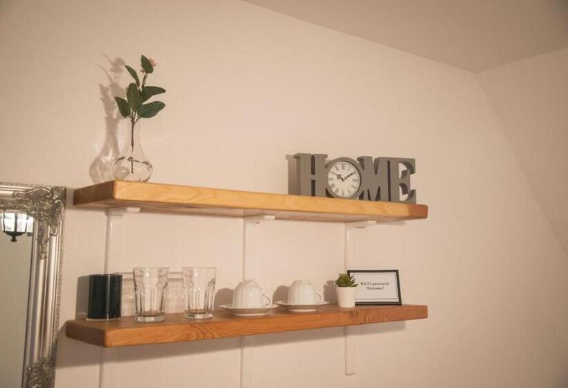 이코노미 룸, Middlehouse