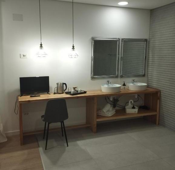 디럭스 룸, Middlehouse