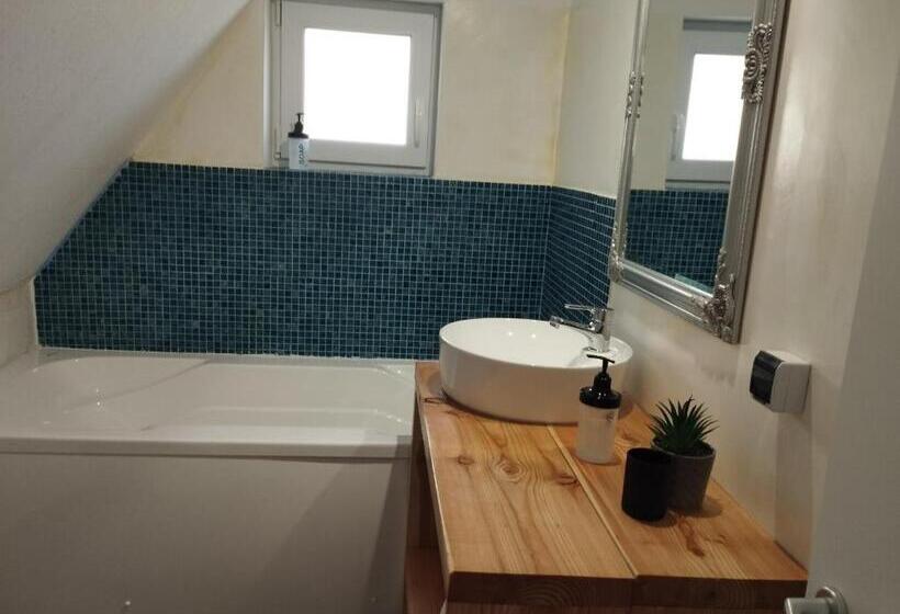 스탠다드 룸, Middlehouse