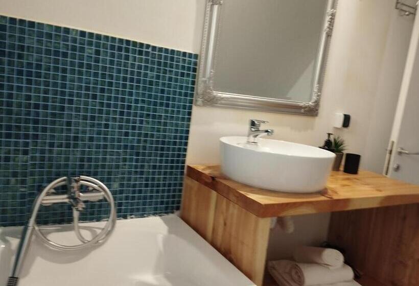 스탠다드 룸, Middlehouse