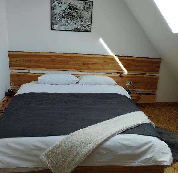 스탠다드 룸, Middlehouse