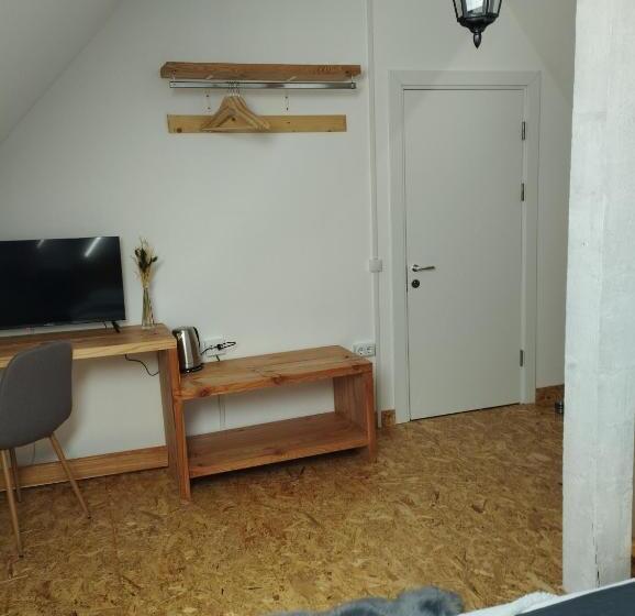 스탠다드 룸, Middlehouse