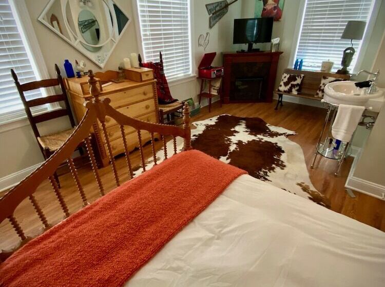 غرفة قياسية, The Homestead