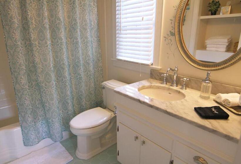 غرفة قياسية سرير كينج, The Homestead