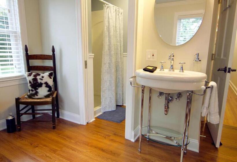 غرفة قياسية, The Homestead