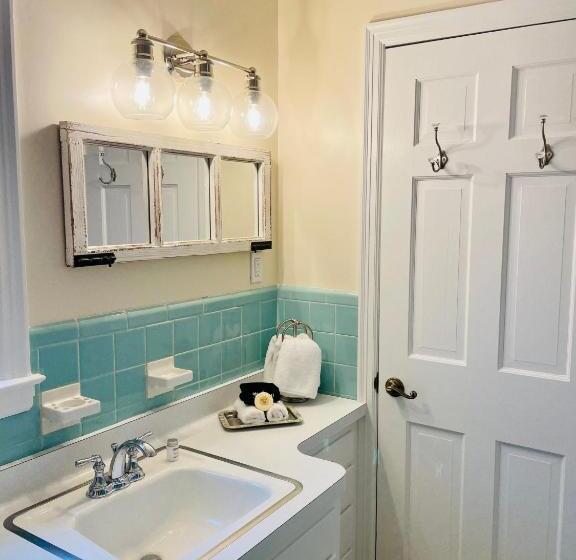 جناح عائلي, The Homestead