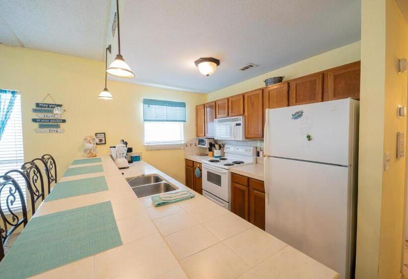 Апартаменты 1 Спальня с Балконом, South Padre Island Condo Is Walking Distance To The Beach, Sleeps 6, Third Floor, 2024 Traveler Awar