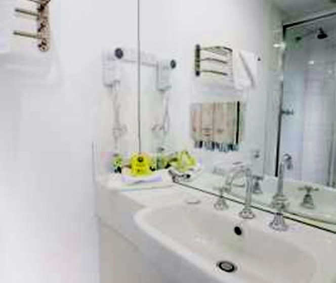 חדר משפחתי, Miami Hotel Melbourne