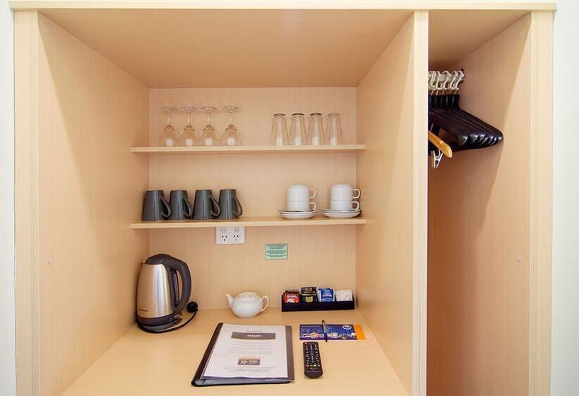 חדר משפחתי, Miami Hotel Melbourne