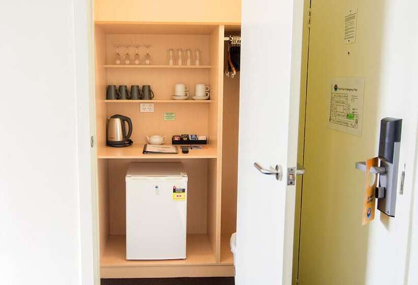 חדר משפחתי, Miami Hotel Melbourne