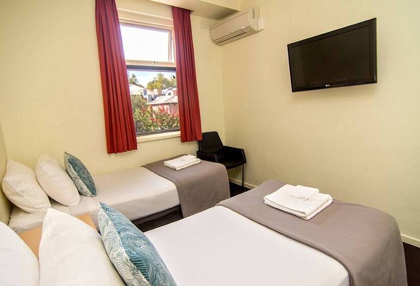 חדר משפחתי, Miami Hotel Melbourne