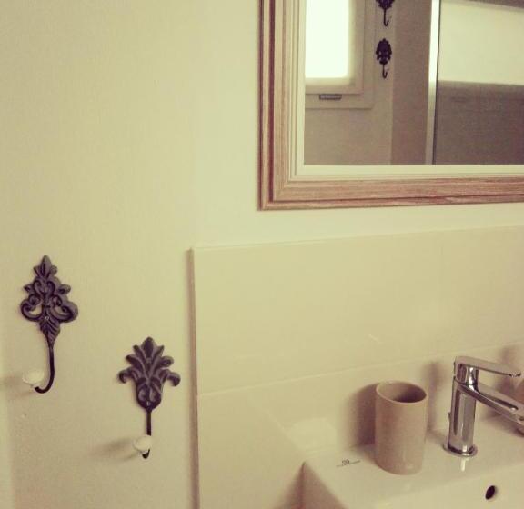 Номер Deluxe, Tambien B&b