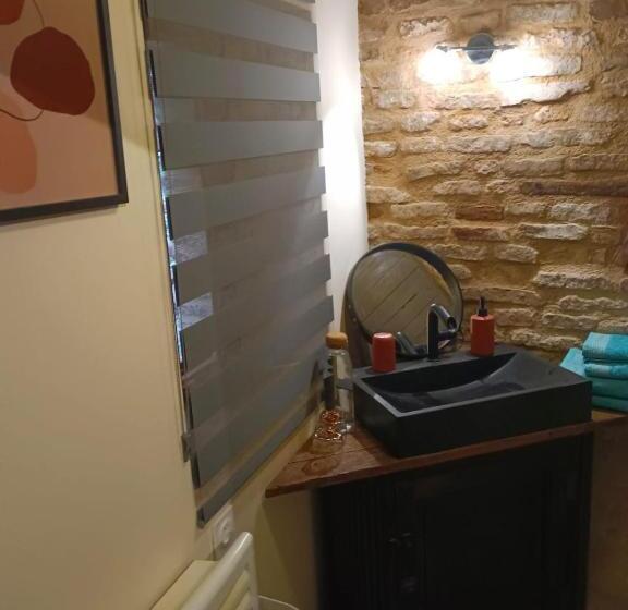 Номер Стандарт Вид на Сад, La Lauze Et L Anguille