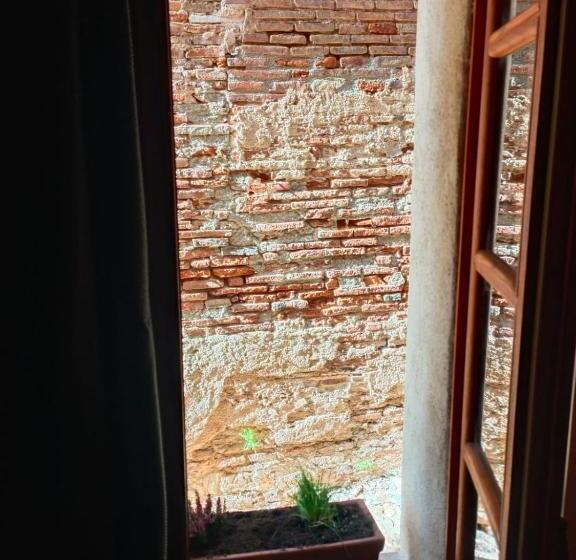 Номер Стандарт Вид на Сад, La Lauze Et L Anguille