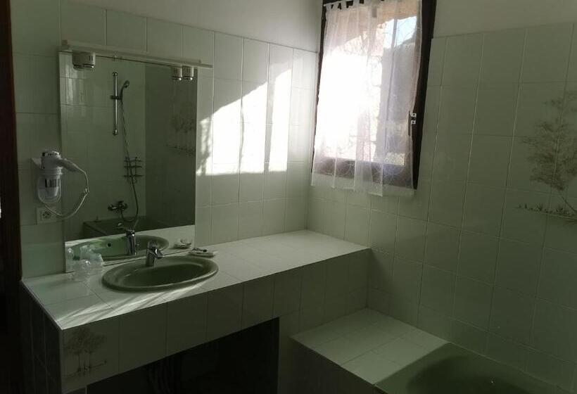 스탠다드 룸 킹사이즈 침대, Tre Castelli