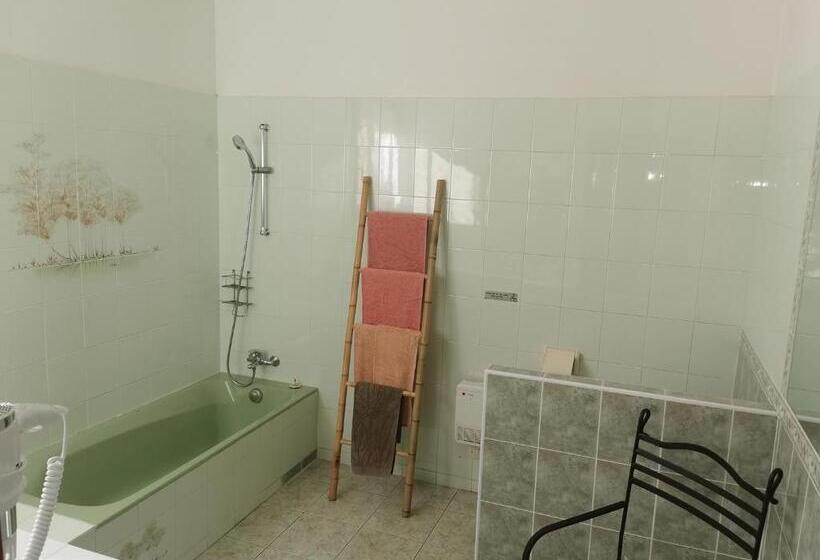 스탠다드 룸 킹사이즈 침대, Tre Castelli