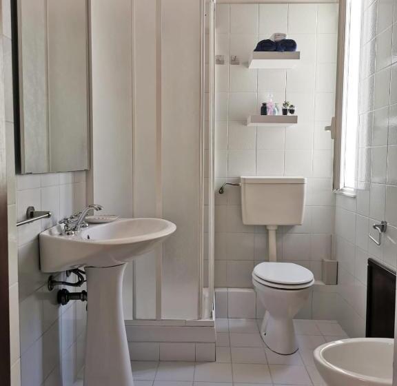 四人标准间, Alter Ego