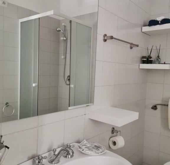 标准三人间, Alter Ego