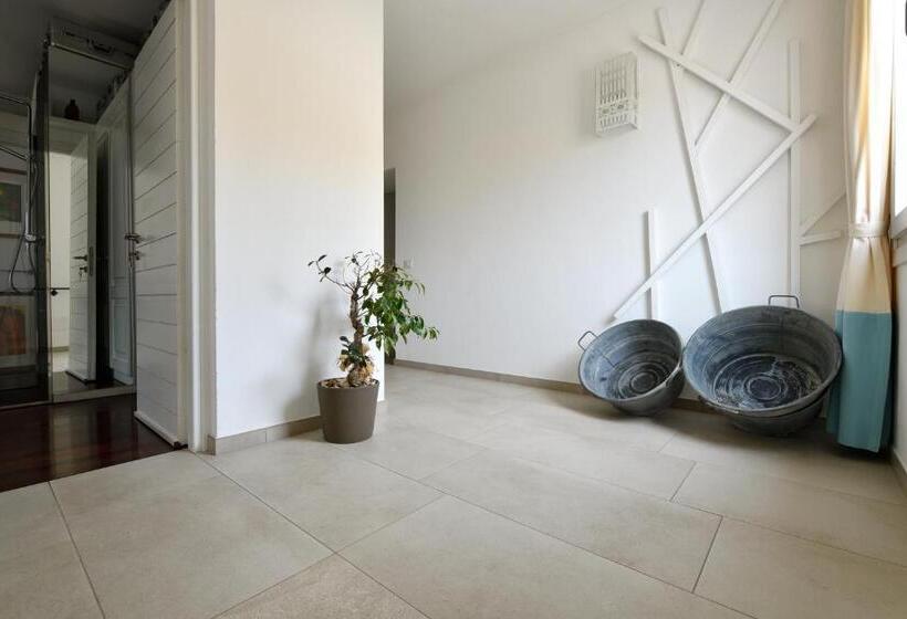 Quarto Deluxe, Lughia