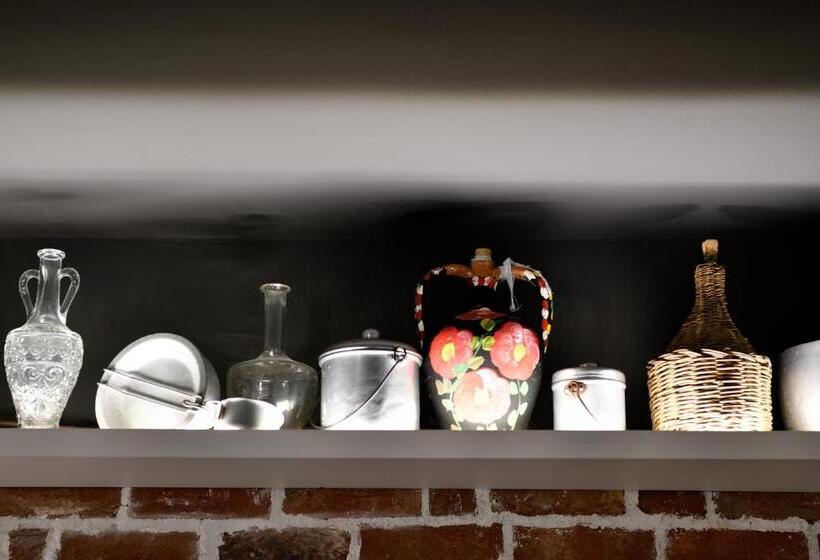 דירת חדר דלוקס, Lughia