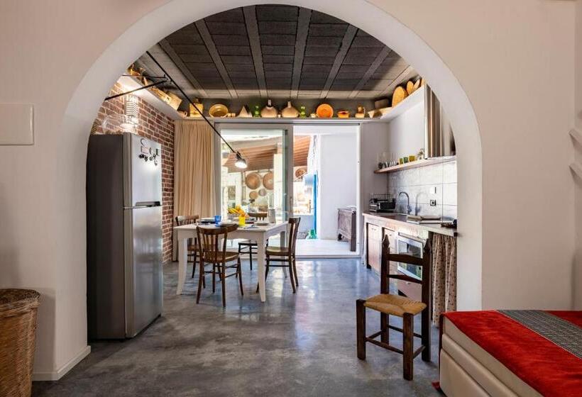 דירת חדר דלוקס, Lughia