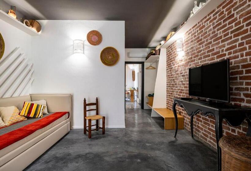 דירת חדר דלוקס, Lughia