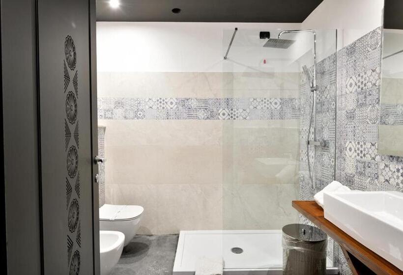 דירת חדר דלוקס, Lughia