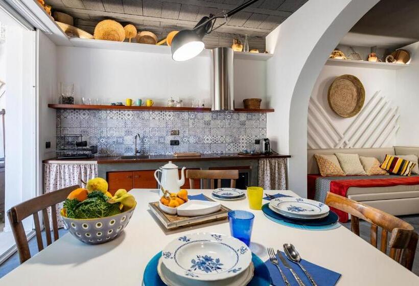 דירת חדר דלוקס, Lughia