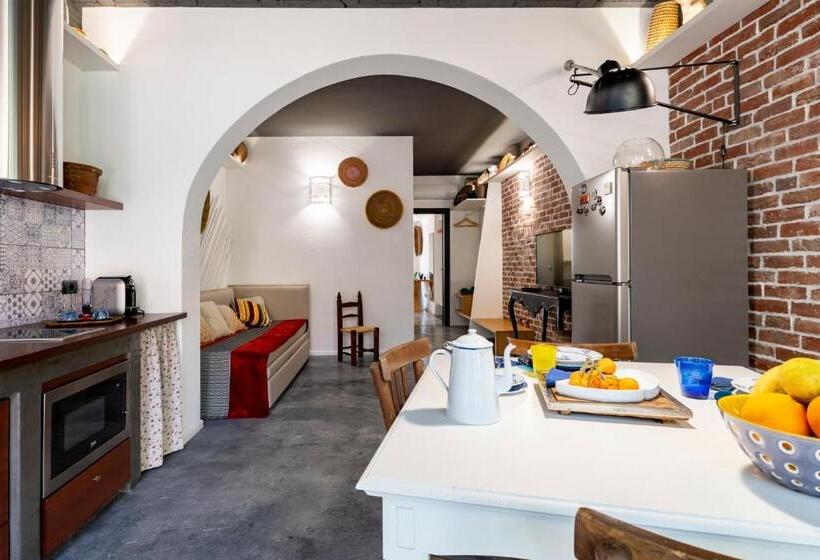 דירת חדר דלוקס, Lughia