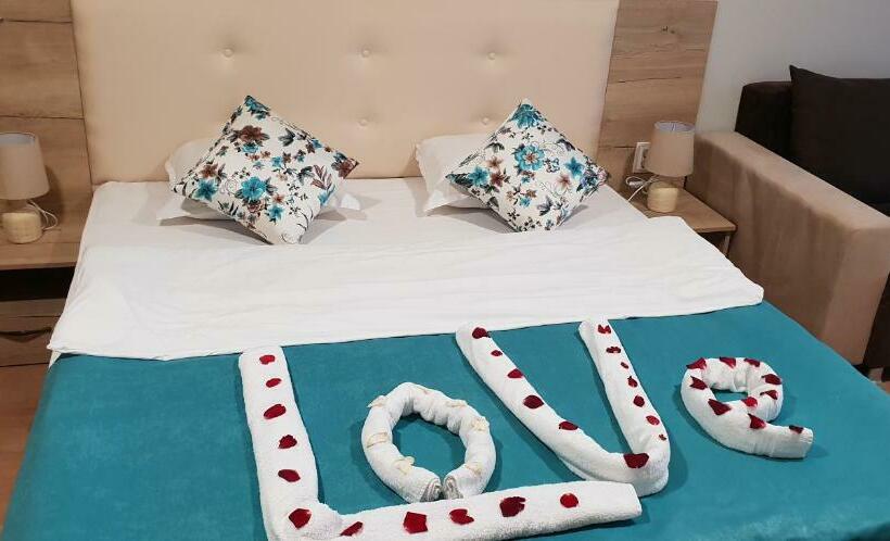 اتاق خانوادگی با چشم‌انداز جانبی دریا, Sea View Hills