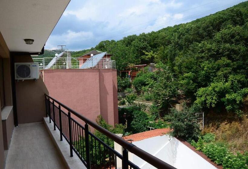 اتاق خانوادگی, Sea View Hills