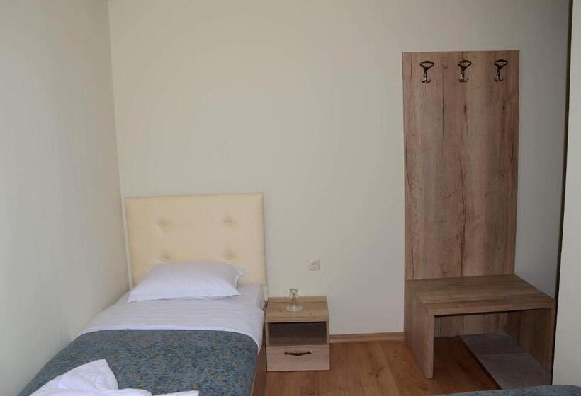 اتاق خانوادگی, Sea View Hills