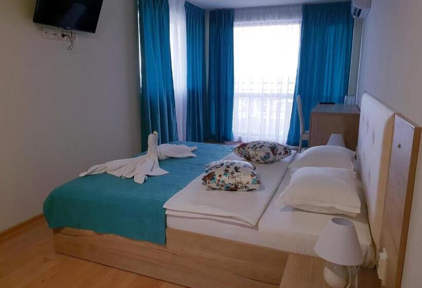 اتاق خانوادگی با چشم‌انداز کوه, Sea View Hills