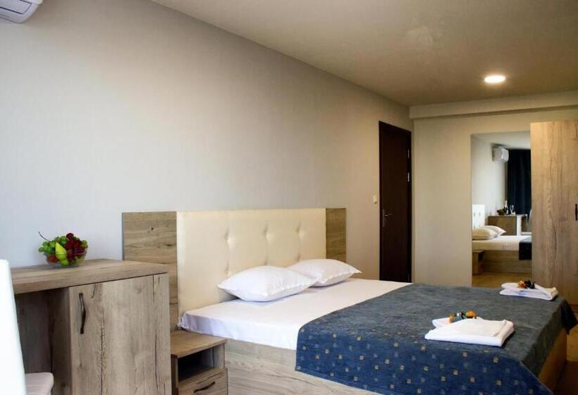 اتاق خانوادگی با چشم‌انداز کوه, Sea View Hills